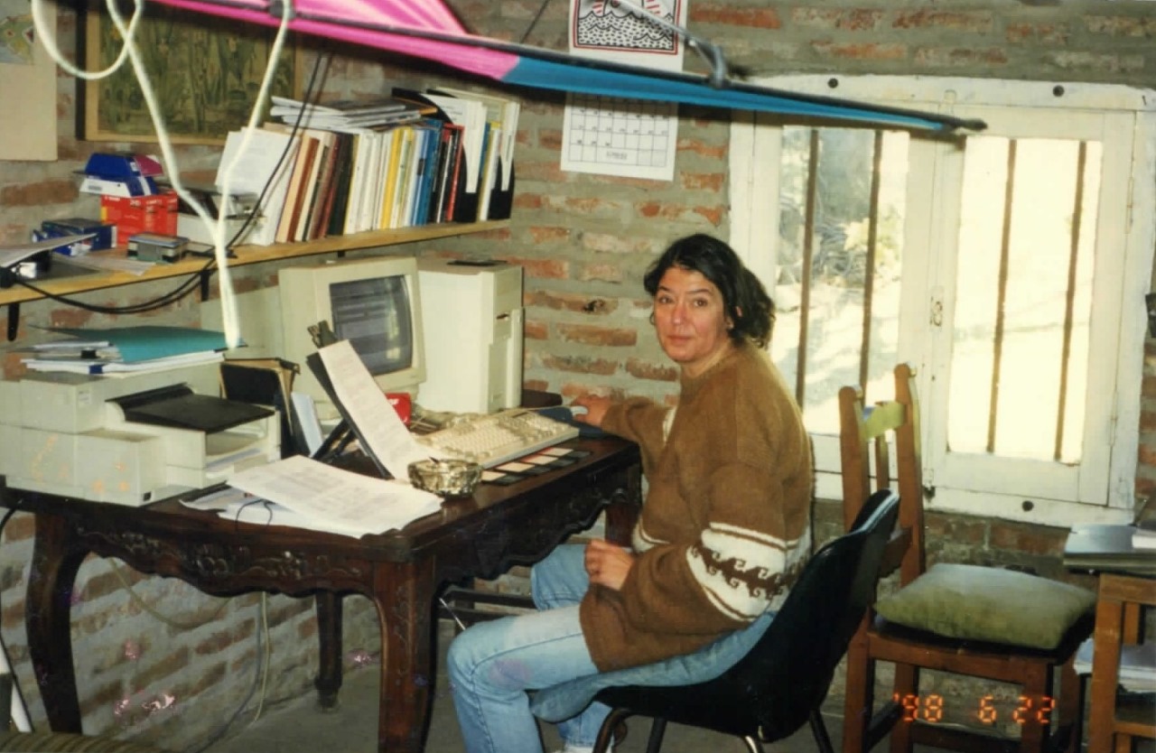 Ana en su escritorio, Victoria 1998